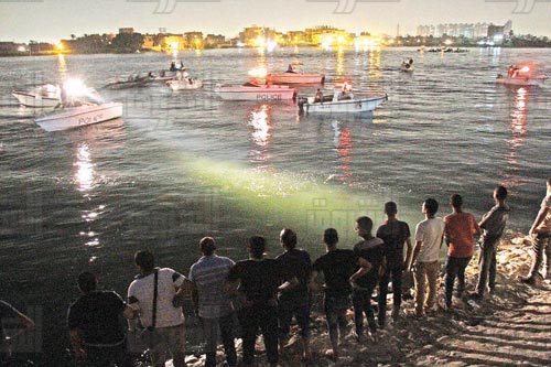 غرق مركب فى النيل بمنطقة الوراق - تصوير: احمد عبد الفتاح
