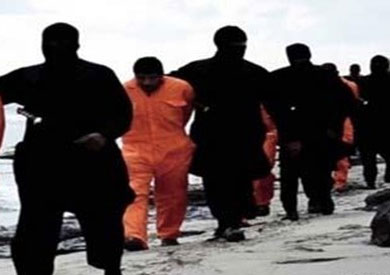 «داعش» تبث فيديو لعملية «ذبح» 21 قبطيا مصريا في ليبيا - 

        