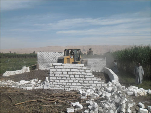 إزالة 17 سور مباني وغرفة وخزان أرضي مخالف بمطروح