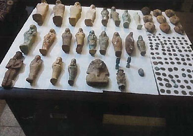 شرطة السياحة تضبط 143 قطعة أثرية في أسيوط Relics-seized200100