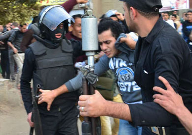 رايتس ووتش: اعتقال الطلبة ضربة لحرية التعبير.. وعلى جامعات مصر أن تكون آمنة لتبادل الأفكار

        ::  :: نسخة الموبايل