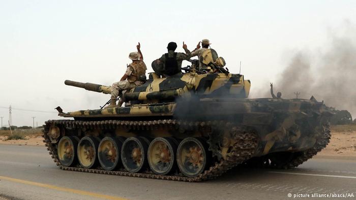 مقتل 12 جنديا ليبيا في انفجار سيارة مفخخة ببنغازي