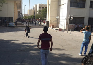 فض الامن لمسيرة لانصار الاخوان داخل الحرم الجامعى بالاسكندرية - ارشيفية