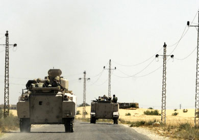 الأباتشى تقصف بؤرًا إرهابية بدعم من الدبابات فى شمال سيناء - 

        