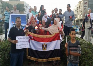 بالصور.. وقفة بالشموع في دمياط حدادا على ضحايا الطائرة المنكوبة