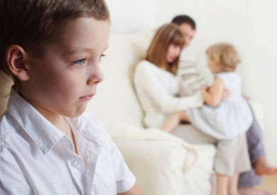 مشاعر الغيرة عند طفلك قد تدفعه لـ«تخريب ما حوله».. أسباب المشكلة وطريقة علاجها