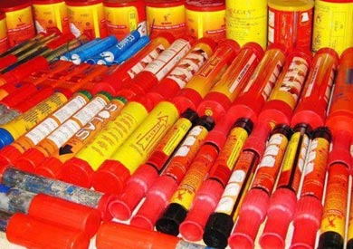 ضبط سائق وطالب بحوزتهما 67 قنبلة دخان بطريق السويس