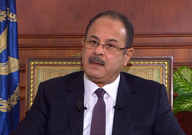 وزير الداخلية يكرم عريف شرطة بعد حصولها على الدكتوراه