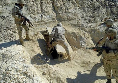 القوات المسلحة تضبط بؤرة إرهابية بالواحات البحرية