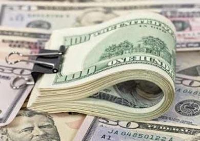 الدولار يتراجع إلى أقل من 16 جنيها خلال تعاملات اليوم