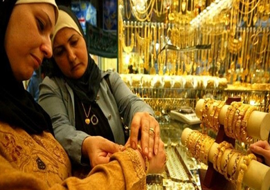 الذهب يواصل التراجع بعد انخفاض الدولار