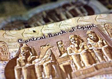 الدولار يلامس الـ 18 جنيها فى البنوك
