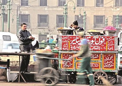 الفول لم يعد طعام الغلابة.. والتجار يوقفون العمل بالجنيه