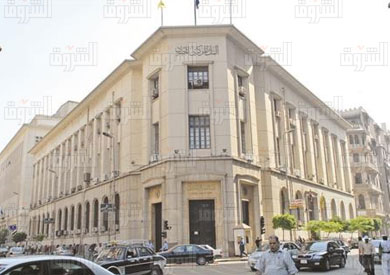 مصر مطالبة بسداد 12.9 مليار دولار ديونا وفوائد خلال العام المقبل