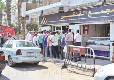 «السكر» يسقى المصريين «المر».. المواطنون غاضبون.. وتجار: الحكومة السبب