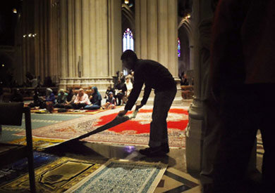 المسلمون قبيل الصلاة فى الكاتدرائية الأمريكية - «واشنطن بوست»