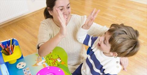 للوالدين.. احرصوا على هذه التصرفات مع أطفالكم لتعزيز ثقتهم في أنفسهم