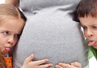 غيرة الطفل.. متى تكون طبيعية ومظاهر تحولها لمشكلة سلوكية