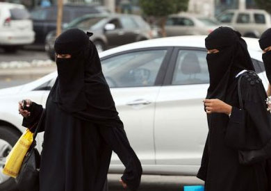 إبلاغ ولي المرأة السعودية بتحركاتها أصبح اختياريا  - أرشيفية