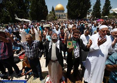 بالصور.. ربع مليون فلسطينى يؤدون صلاة الجمعة الثالثة لشهر رمضان بـ«الأقصى»