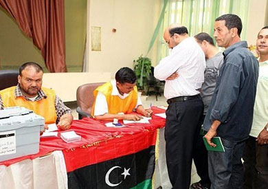 الناخبين فى ليبيا خلال عملية تصويت فى احد الاستحقاقات الانتخابية ارشيفية 