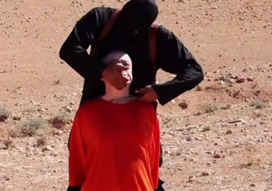مترجم سابق لتنظيم داعش يكشف لغز هدوء الرهائن واستسلامهم أثناء ذبحهم - 

        