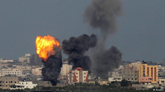 أول توغل إسرائيلي في غزة والغارات متواصلة -

