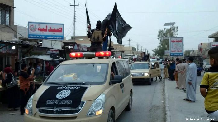 داعش في الموصل - رايات سود ومحاكم وجثث -

