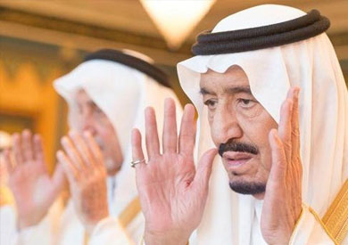 الملك سلمان يؤدي صلاة الجنازة على الأمير تركي
