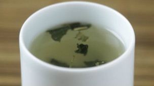 الشاي الأخضر يعوق امتصاص الخلايا للمادة الفعالة في أدوية علاج ضغط الدم. 