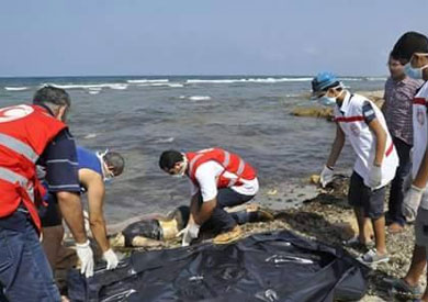 فيديو.. «الهلال الأحمر» الليبي يستخرج 42 جثة من مقابر جماعية في بنغازي