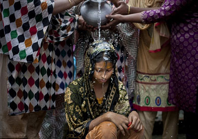 بنجلادش.. قانون يسمح بزواج الفتيات في عمر 14 عاما