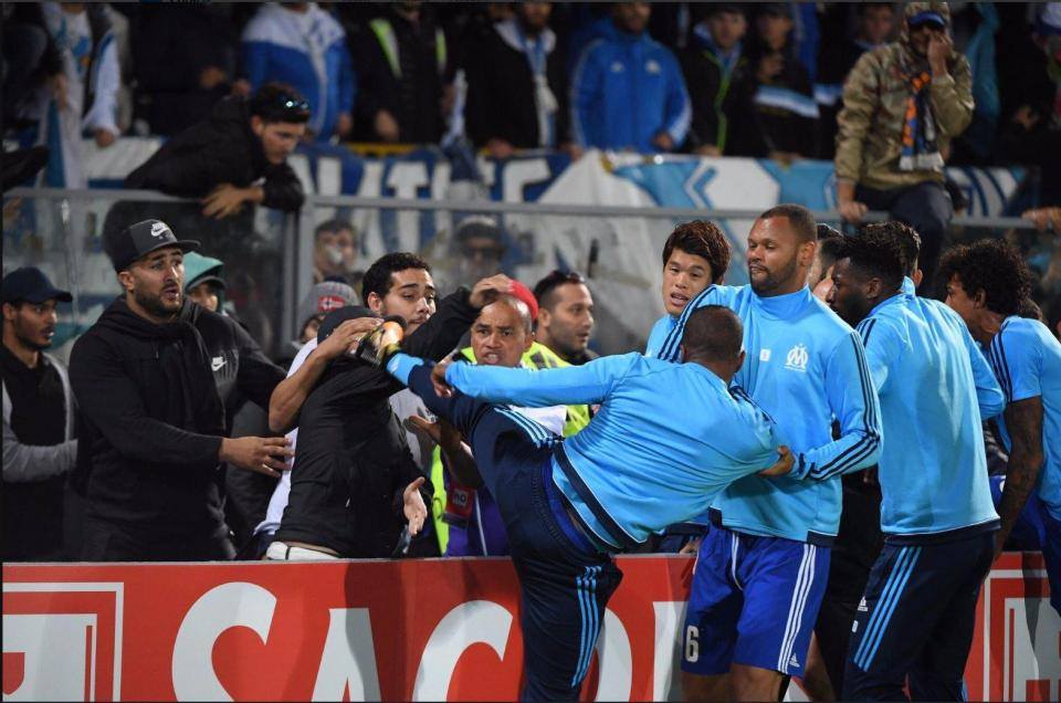 لحظة اعتداء لاعب مارسيليا على مشجع فريق فيتوريا جيماريتش