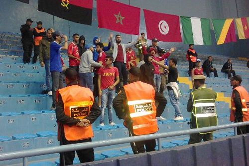الأمن المغربي يفض اشتباك بين جمهور القطبين .. وإصابات في الطرفين