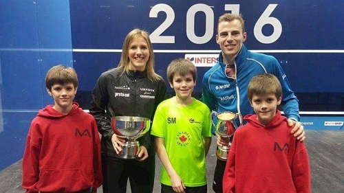 الطفل سامنر الإنجليزي المصاب بالسرطان يوجه رسالة للعالم من ملاعب وادي دجلة