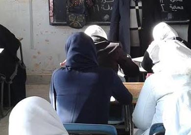 طالبة ثانوي: المراقب أخبرنا أسئلة «اللغة الإنجليزية» من النموذج الثالث بعد تسريب الأول والثاني