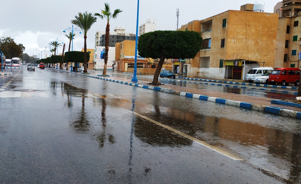 أمطار غزيرة تكسو شوارع براني والنجيلة بمطروح