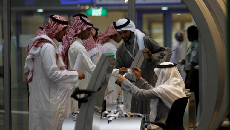 البطالة بين السعوديين تراجعت لـ7.7% وتقترب من مستهدف رؤية 2030