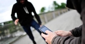 تحت تهديد السلاح.. ضبط 3 متهمين بسرقة هاتف محمول من شاب في الجيزة - بوابة الشروق