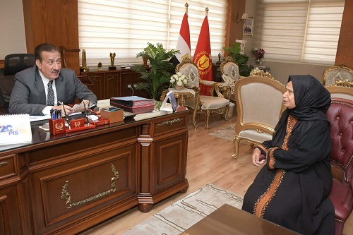 مساعدة مالية عاجلة.. محافظ بورسعيد يدعم مسنة حملت ابنها من ذوي الهمم على ظهرها 