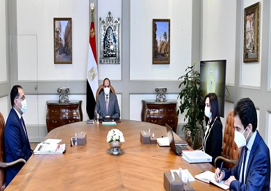 الرئيس السيسي خلال لقاءه بمدبولي ومايا مرسي