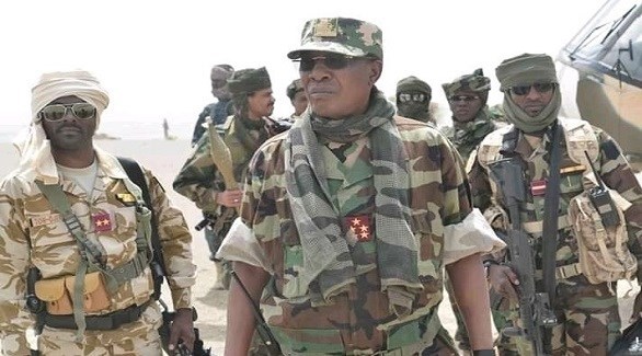 الرئيس التشادي الراحل إدريس ديبي وسط جنوده (أرشيف)