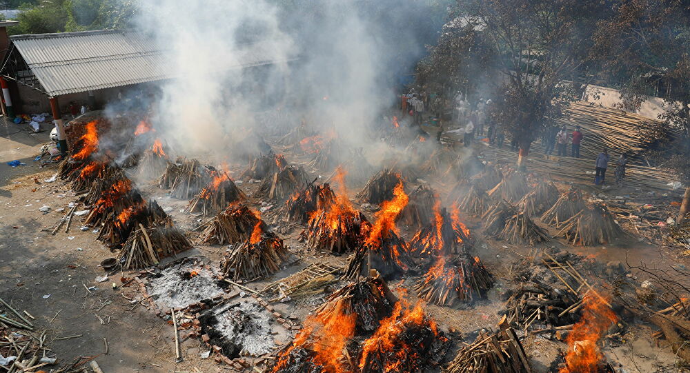 حرق جثث ضحايا كورونا في الهند
