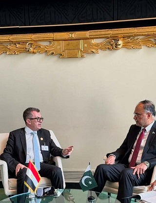 وزير التخطيط يبحث مع نظيره الباكستاني تعزيز التعاون الاقتصادي وتبادل الخبرات التنموية