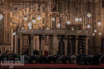 صلاة التراويح في ثالث أيام رمضان من مسجد السلطان حسن.. تصوير: عبدالرحمن دسوقي