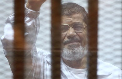 الرئيس الأسبق محمد مرسي خلف القضبان- صورة من«أ.ف.ب»