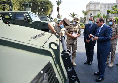 الرئيس يتفقد عدد من المركبات المدرعة المطورة من قبل القوات المسلحة
