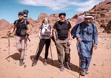 «الدليل البدوي».. مهنة توارثها أبناء القبائل جعلتهم يتقنون لغات أجنبية