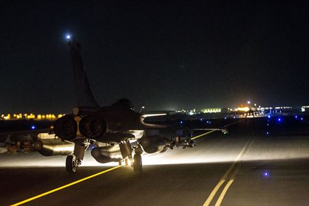 إحدى الطائرات الفرنسية في طريقها لقصف مواقع داعش في الرقة