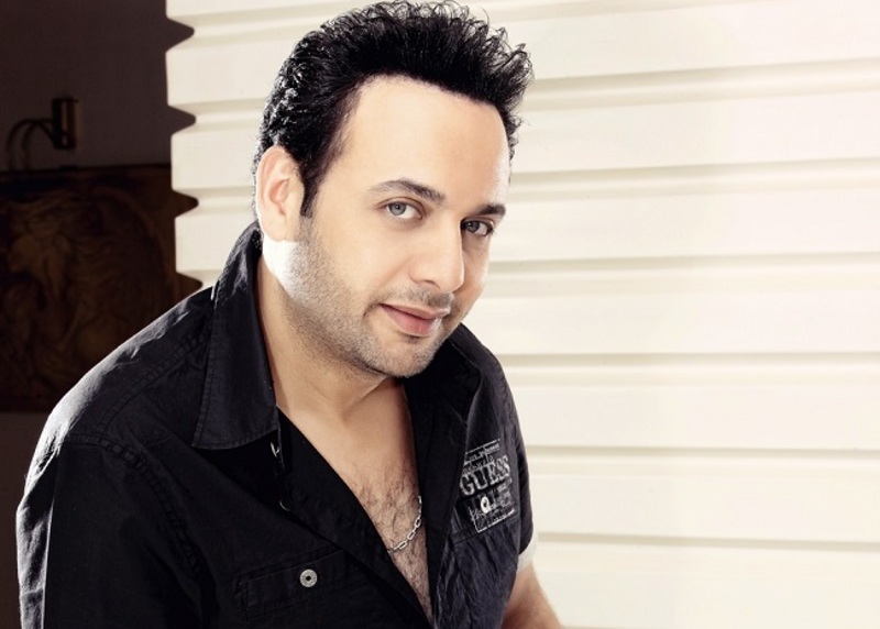 الفنان مصطفى قمر